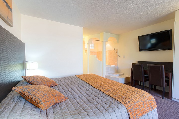 El Paso, Suite 3 Master Bed and TV