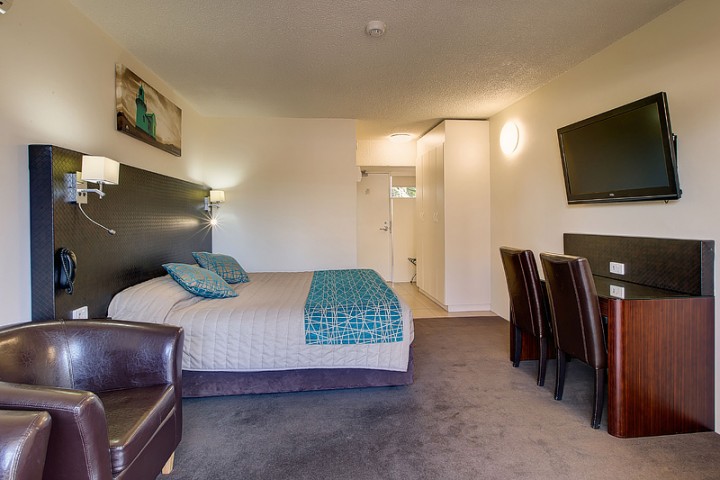 El Paso, Suite 2 Master Bed and TV